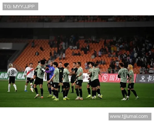 足球明星无驾照上路引发争议球迷热议安全与责任问题